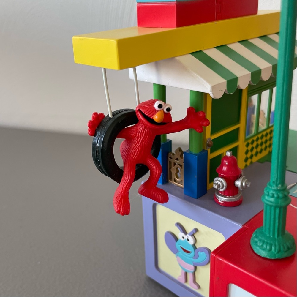 Enesco Sesame Street Neighborhood Block Party Music Box - Picture 5 of 8